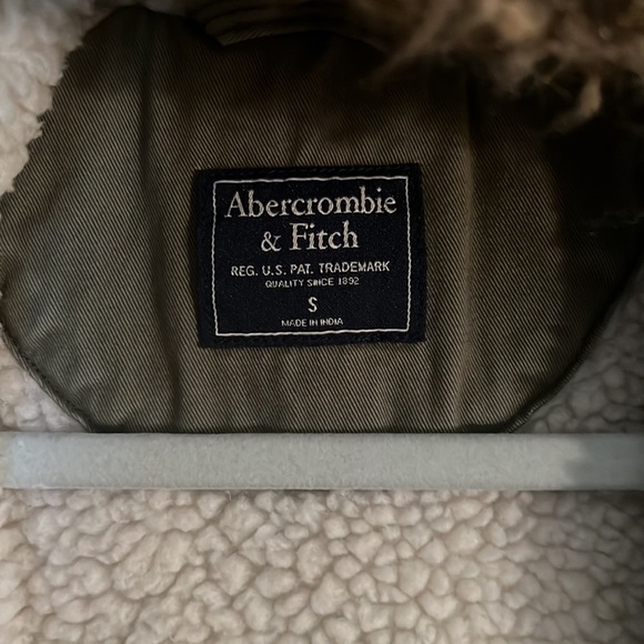 Abercrombie and Fitch lined cargo jacket with hood - Picture 2 of 3